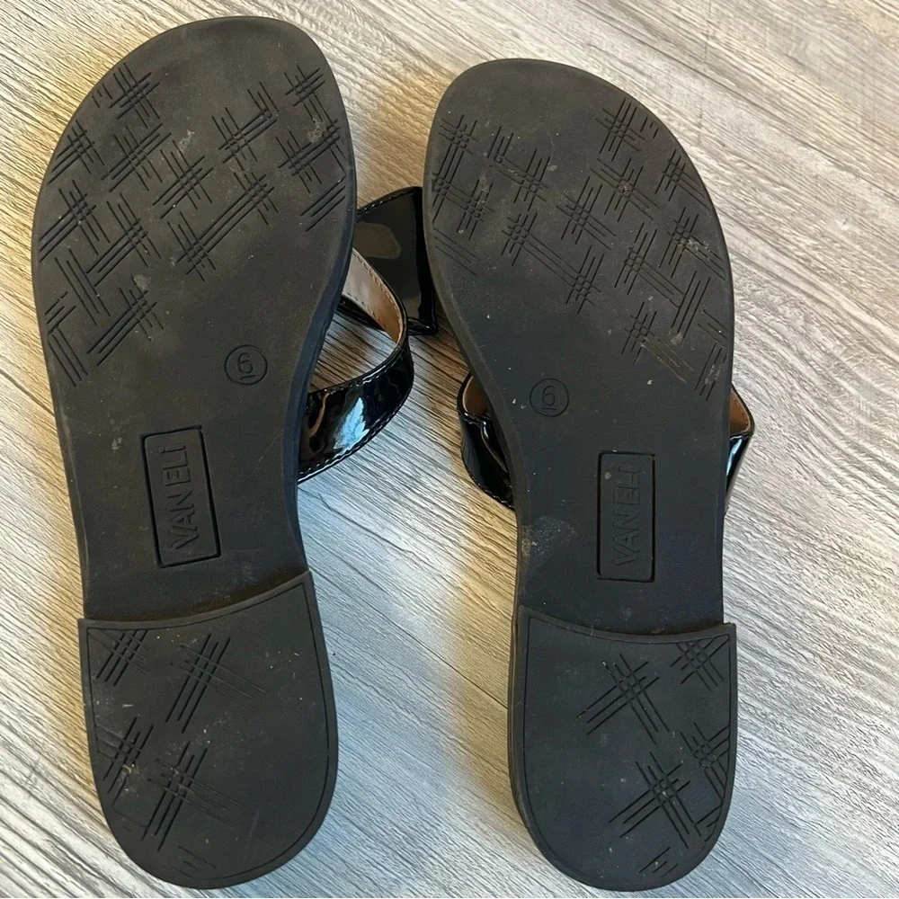 Woman’s Vaneli Iggie black patent bow toe thong sandal size 6